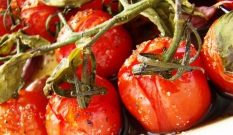 Pomidorki zapiekane z bazylią i czosnkiem