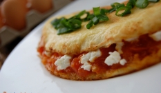 Omlet z pomidorem i fetą